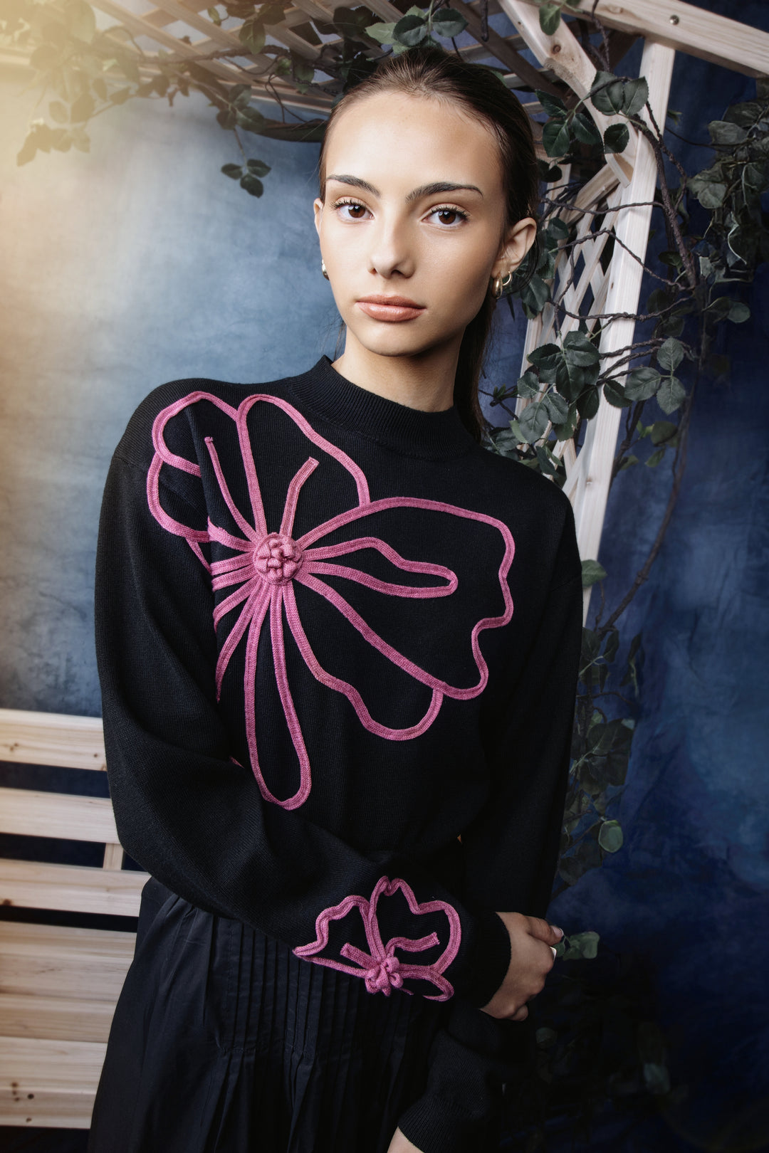 top l/s piped embroidered flower knit sweater - black