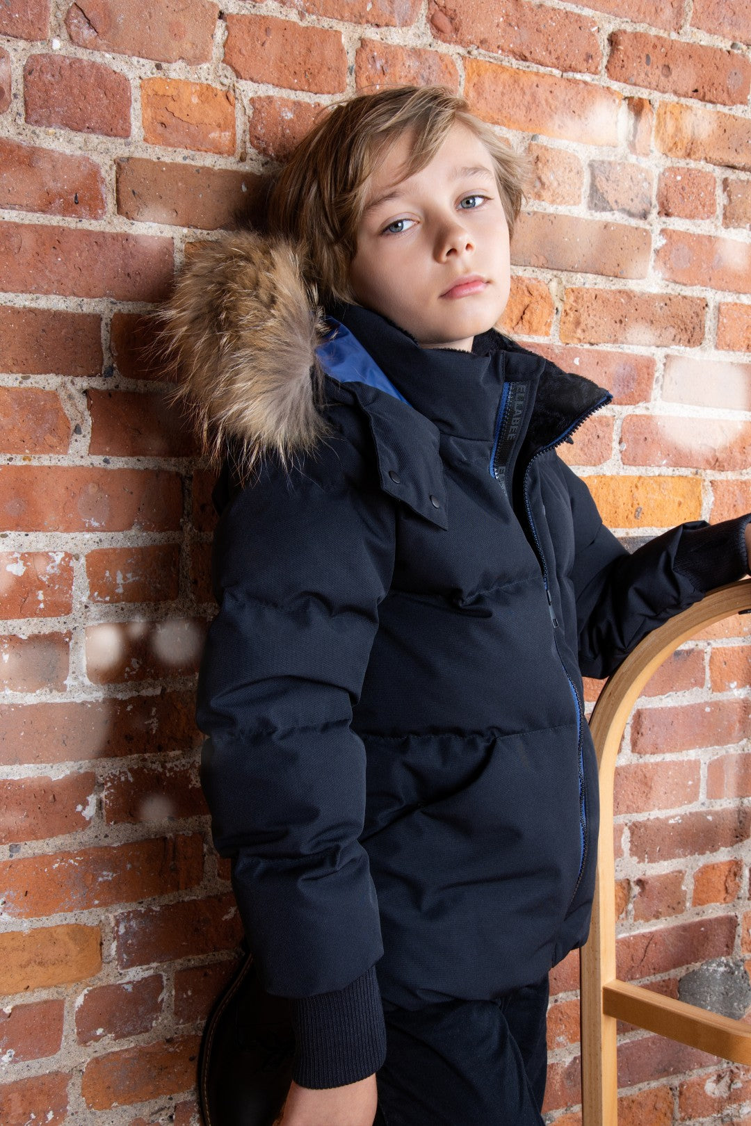 coat down blue accent zipper with fur hood - black/blue