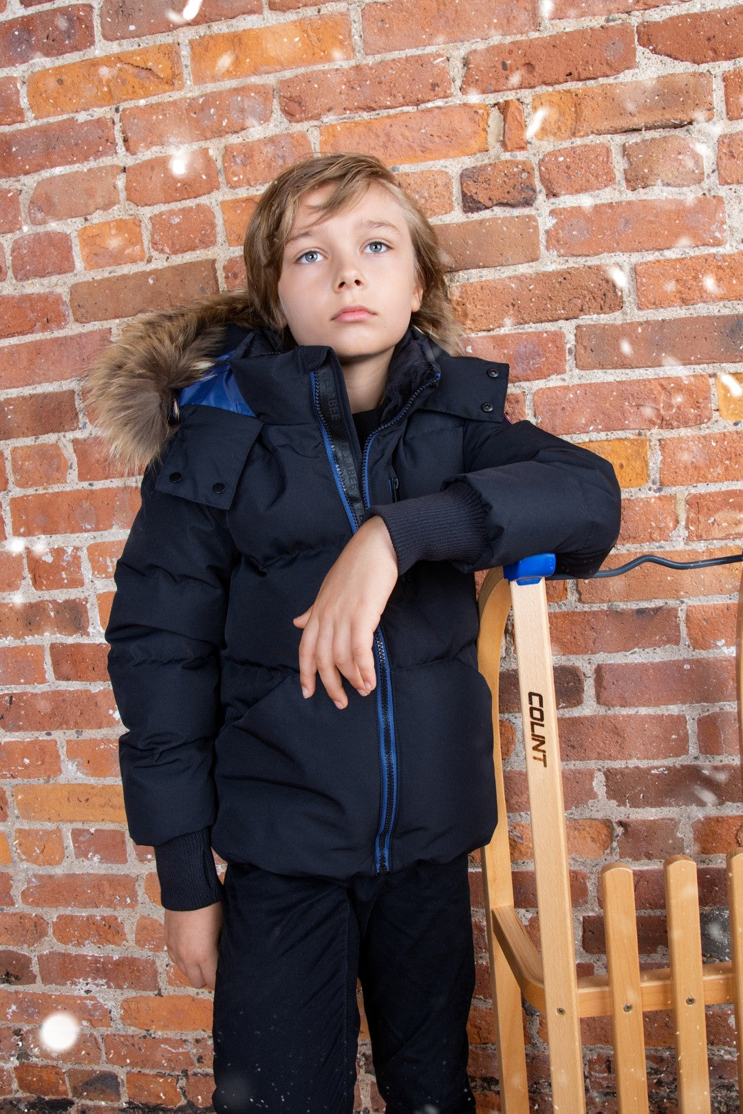 coat down blue accent zipper with fur hood - black/blue