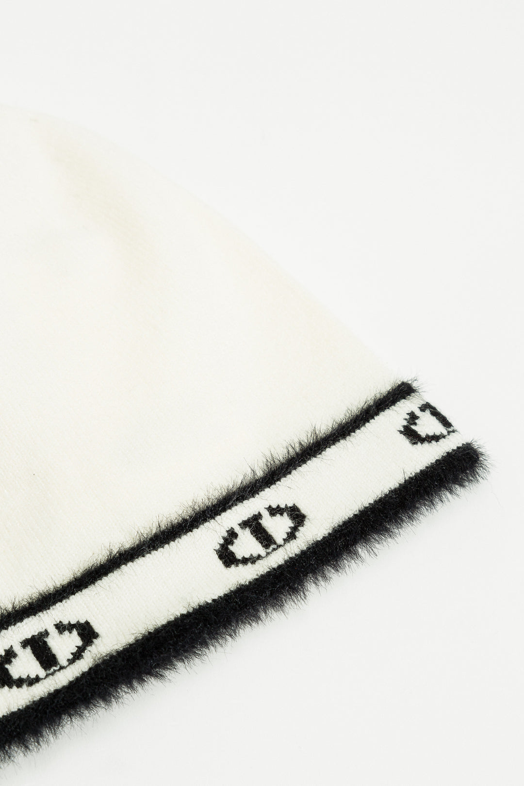 beanie fur logo - off white/black
