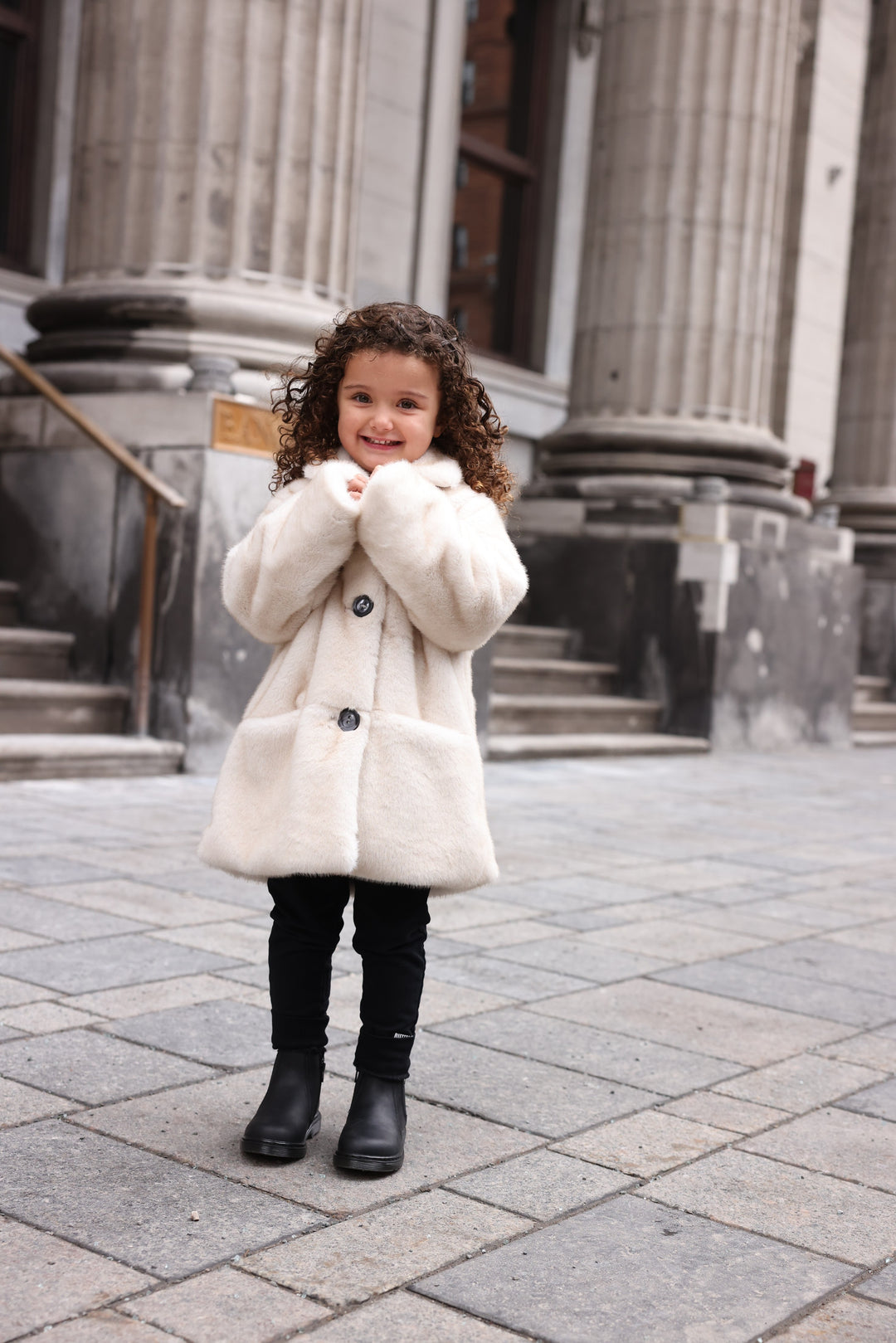 coat collared fur with front pockets - off white