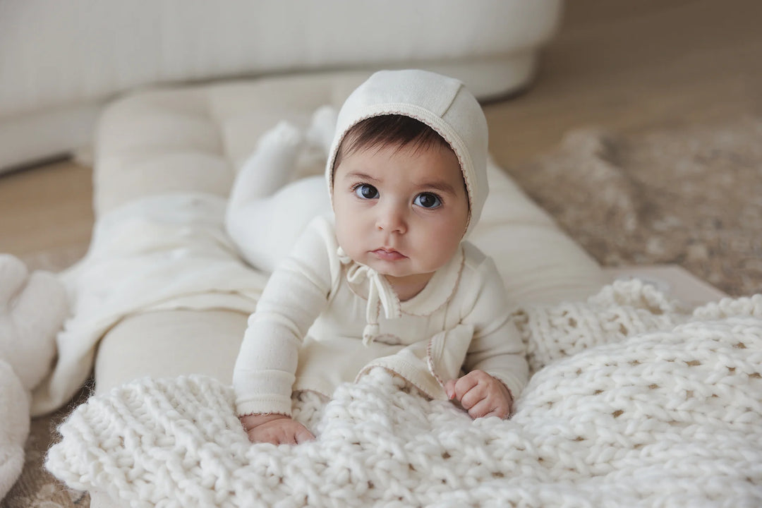 set footie embroidered emblem with bonnet and blanket - cream/pink