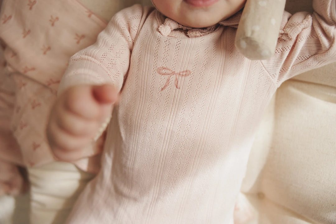 footie pointelle graphic - soft pink/bow
