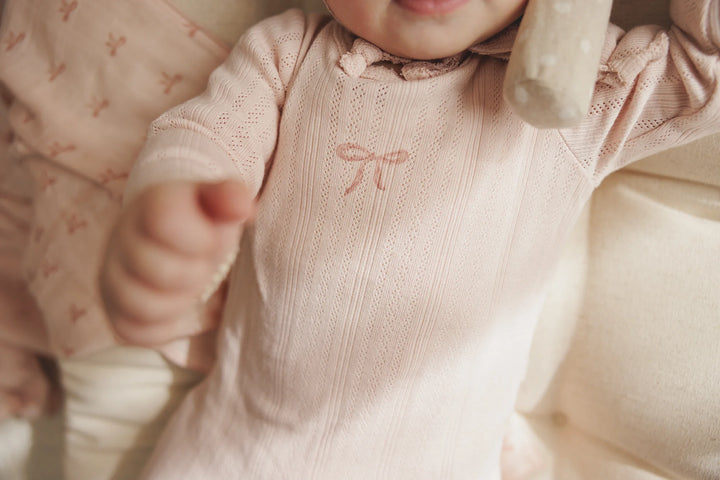 footie pointelle graphic - soft pink/bow