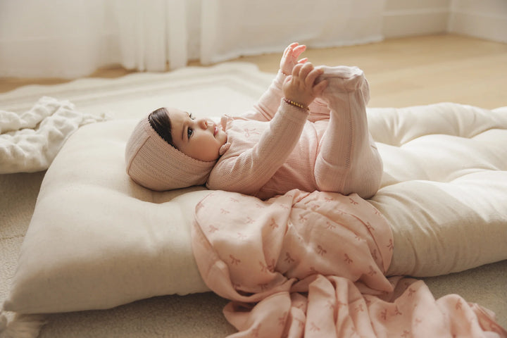 set footie pointelle graphic with bonnet and blanket - soft pink/bow