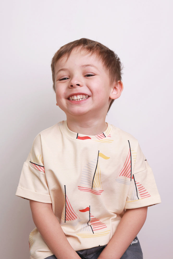 tee s/s sailboat print - boat yellow