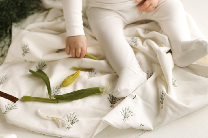 set footie floral patch with hat and blanket - white/blue