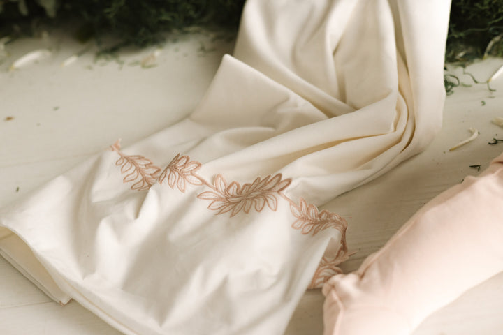 set footie floral edge wrap with bonnet and blanket - white/pink