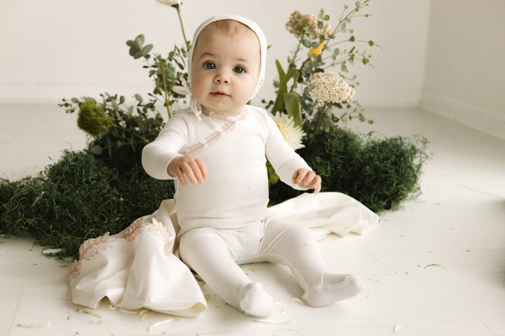 set footie floral edge wrap with bonnet and blanket - white/pink