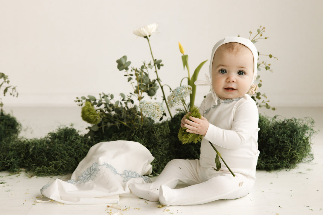 set footie floral edge wrap with bonnet and blanket - white/blue