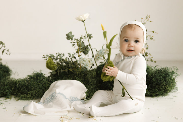 set footie floral edge wrap with bonnet and blanket - white/blue