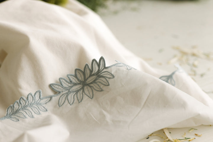 set footie floral edge wrap with bonnet and blanket - white/blue