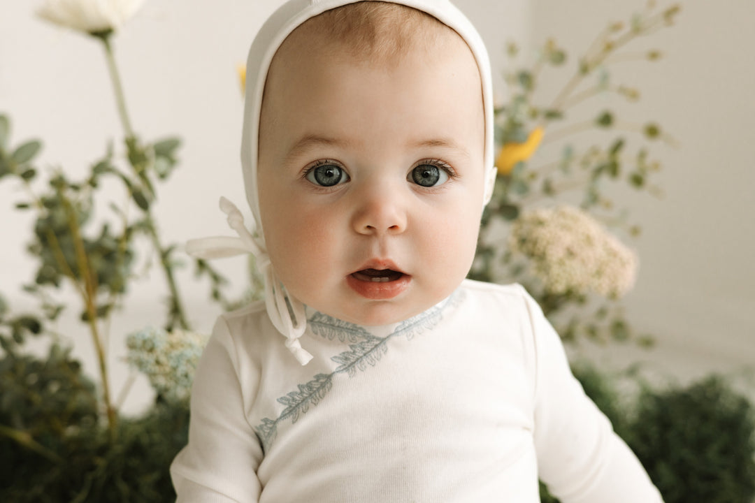 footie floral edge wrap with bonnet - white/blue