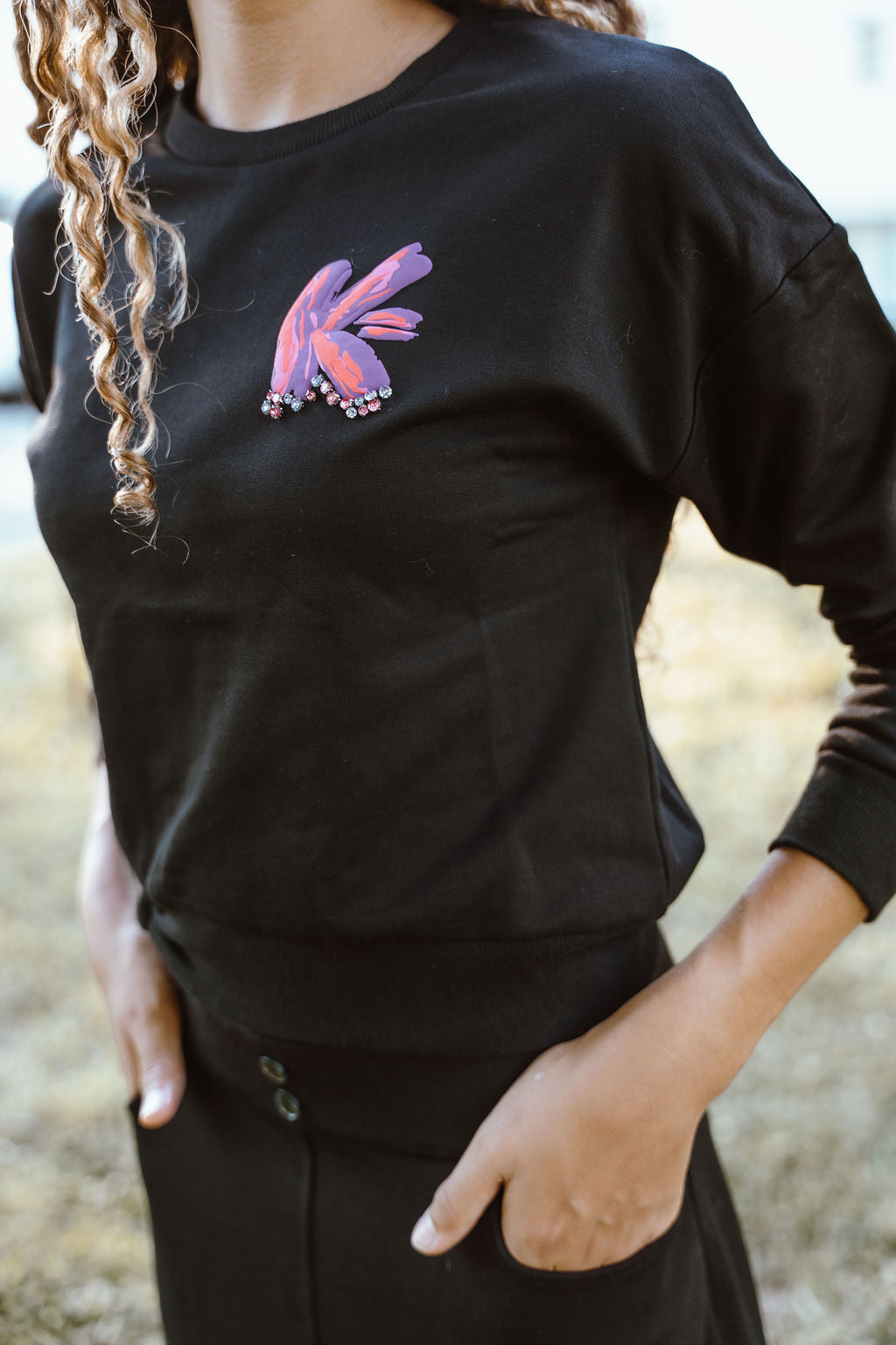 top l/s logo detail twist sweatshirt - black