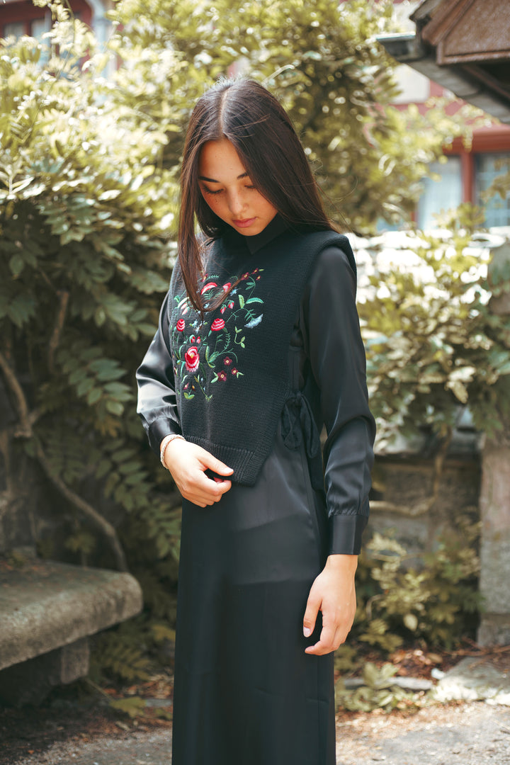 vest embroidered knit with side ties - black