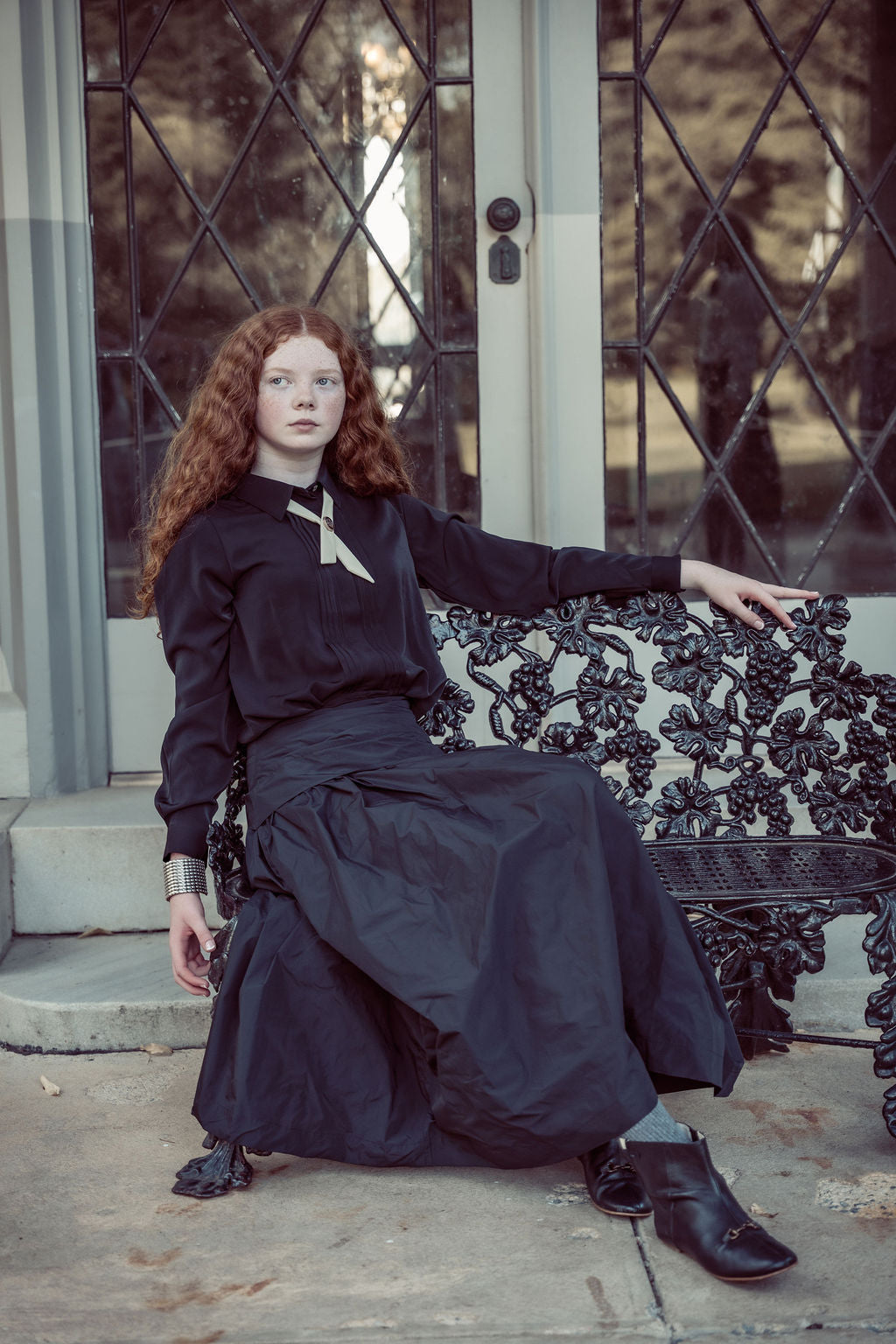 shirt l/s front pleated blouse with colored collar and cuffs - black