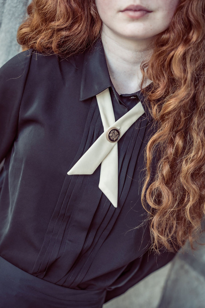 shirt l/s front pleated blouse with colored collar and cuffs - black