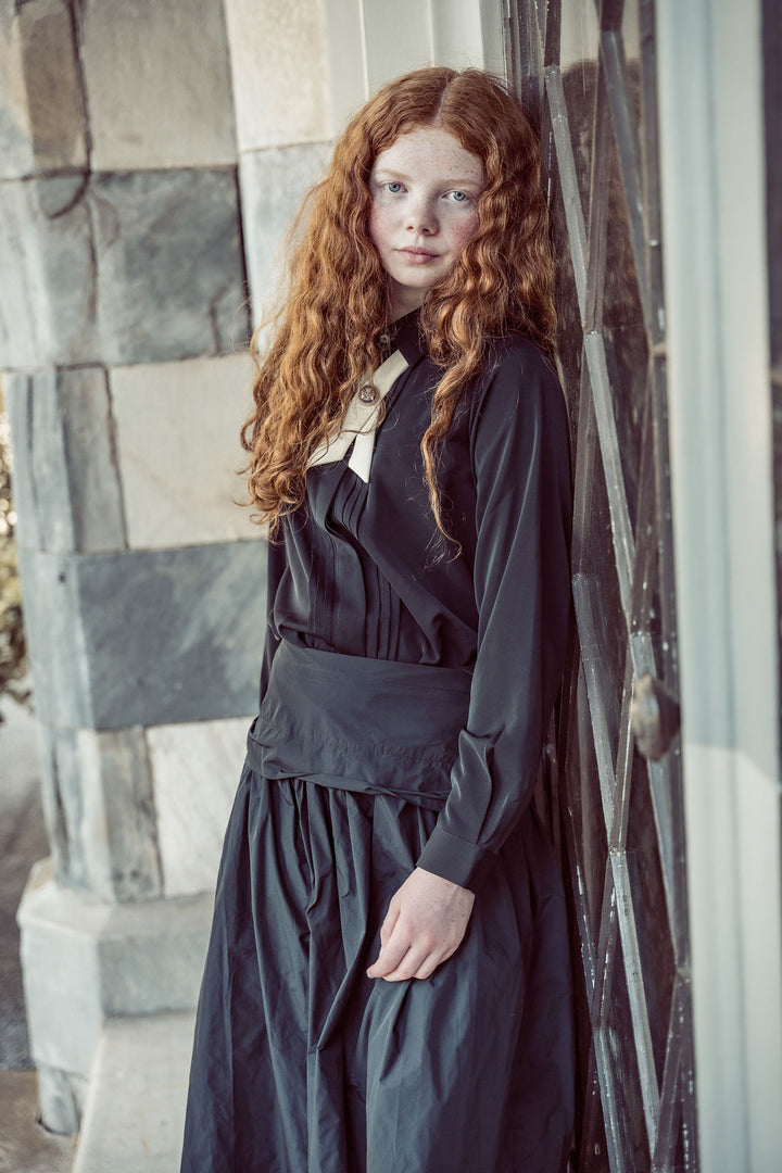 shirt l/s front pleated blouse with colored collar and cuffs - black