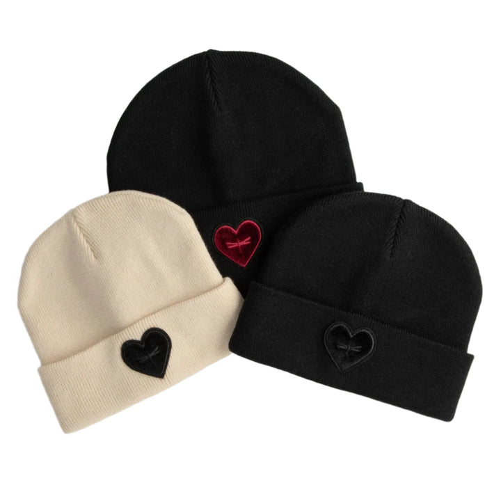 beanie velvet heart logo cuffed - black/red