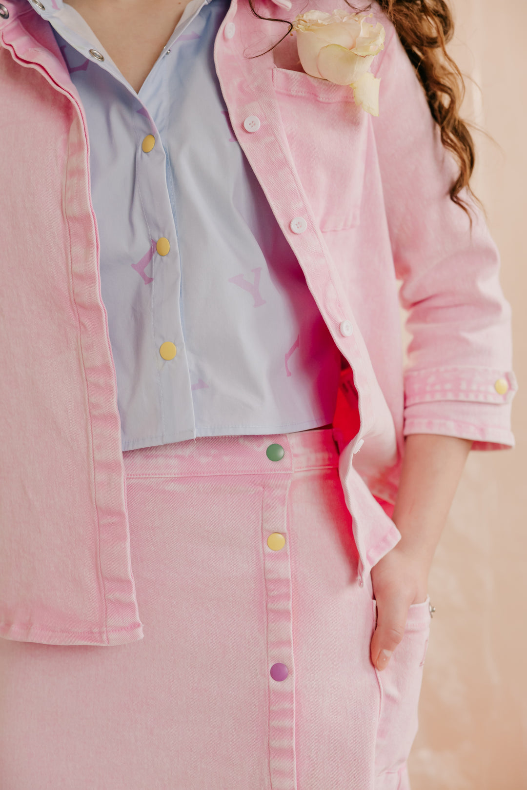 shirt s/s cropped scattered logo - light blue-86