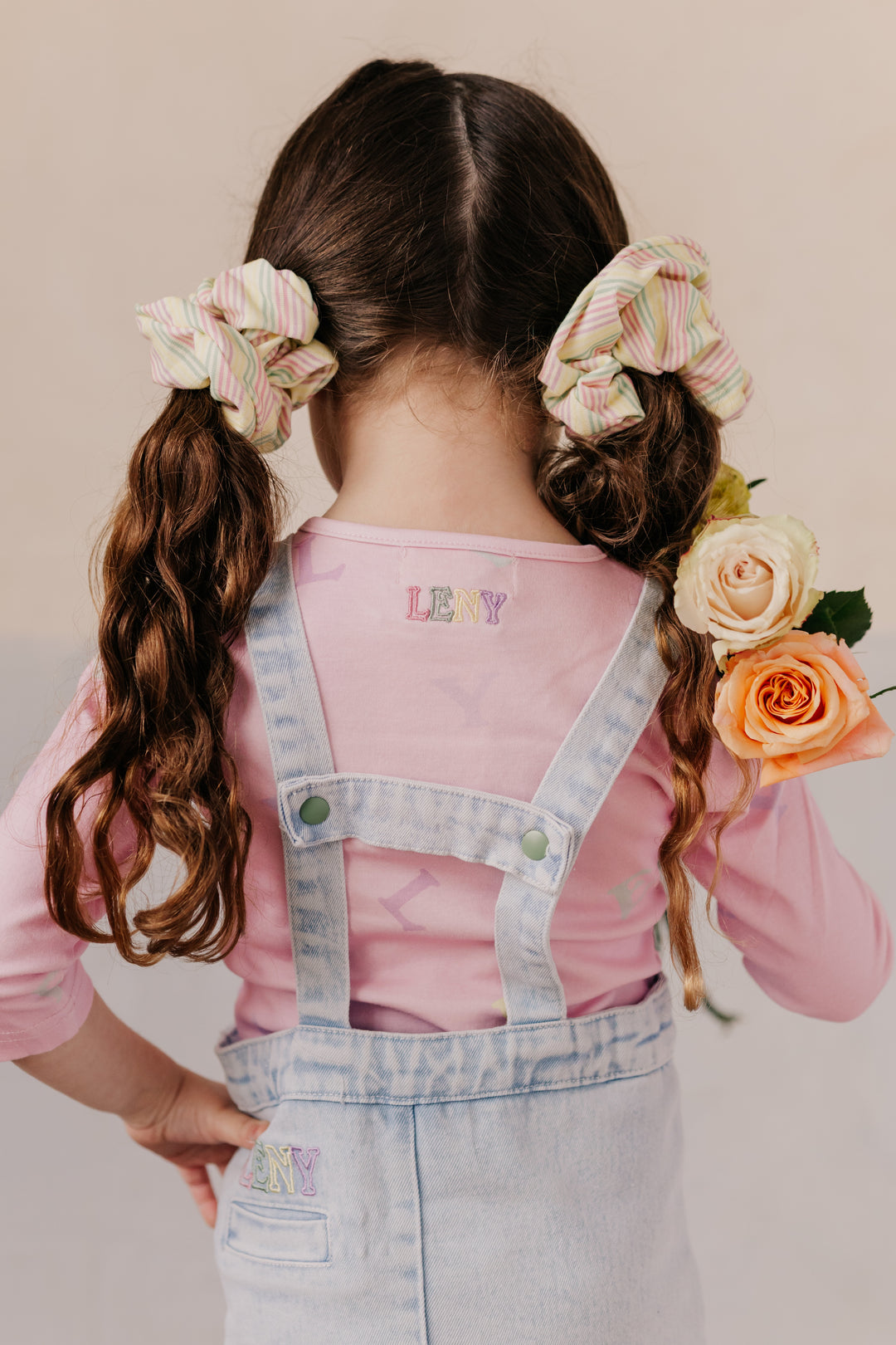 tee l/s scattered logo - pale pink-81