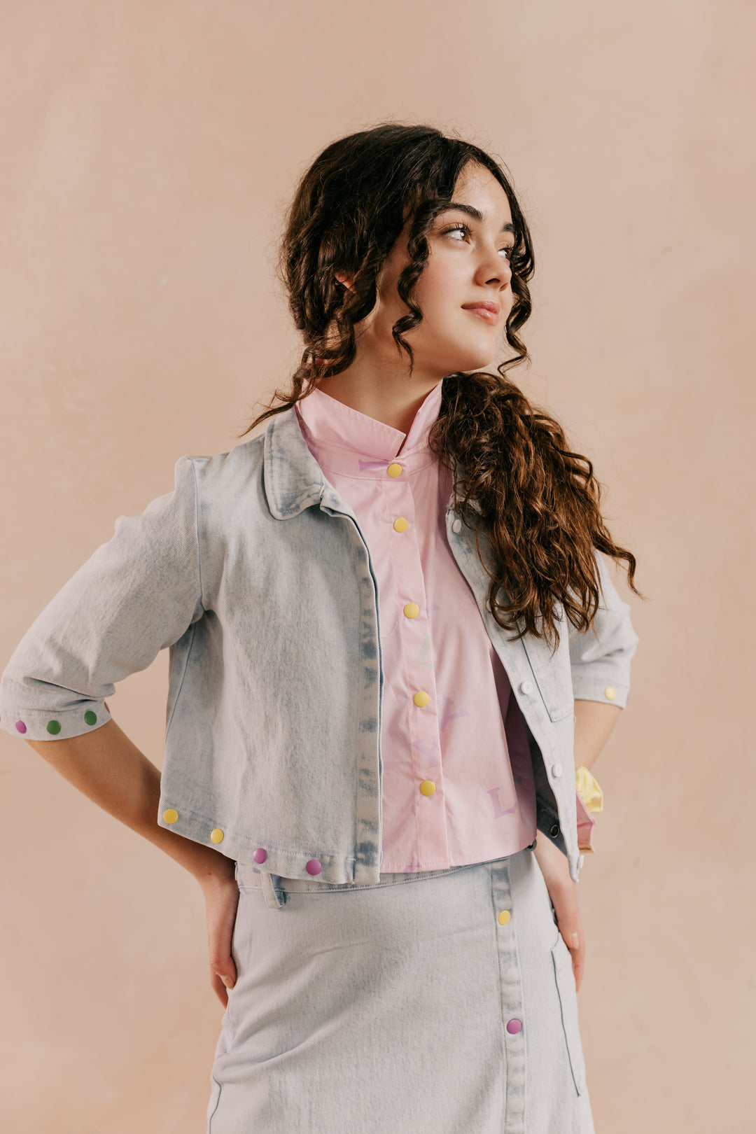 shirt s/s cropped scattered logo - pale pink-81