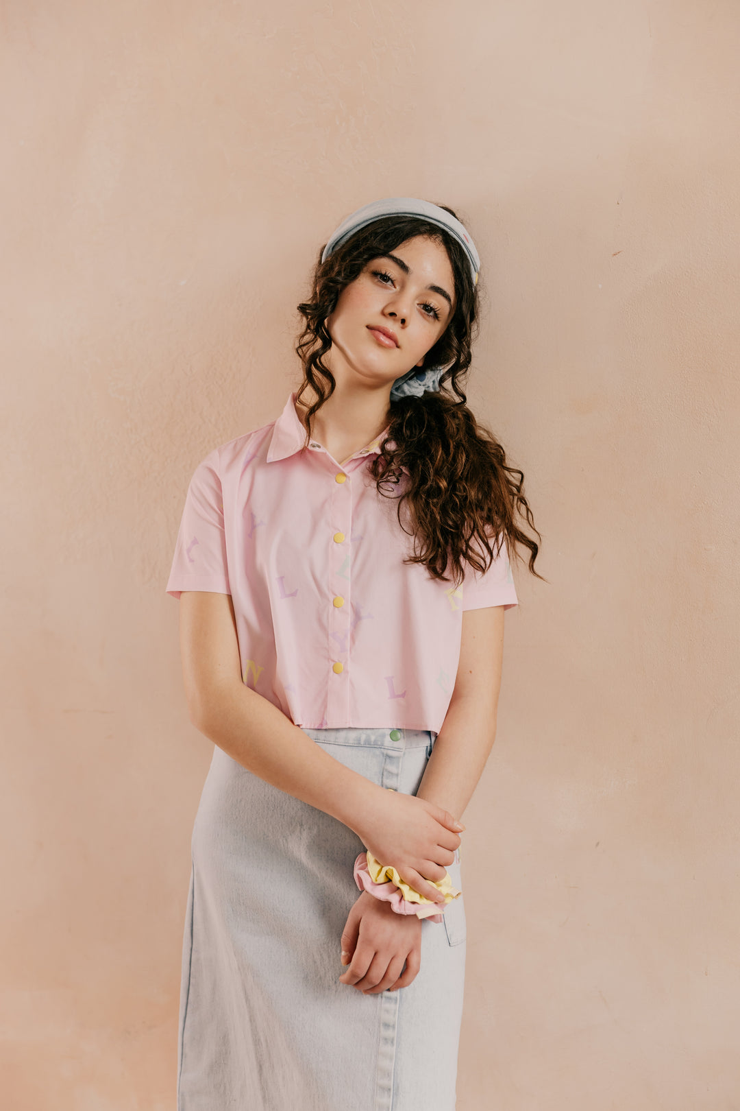 shirt s/s cropped scattered logo - pale pink-81