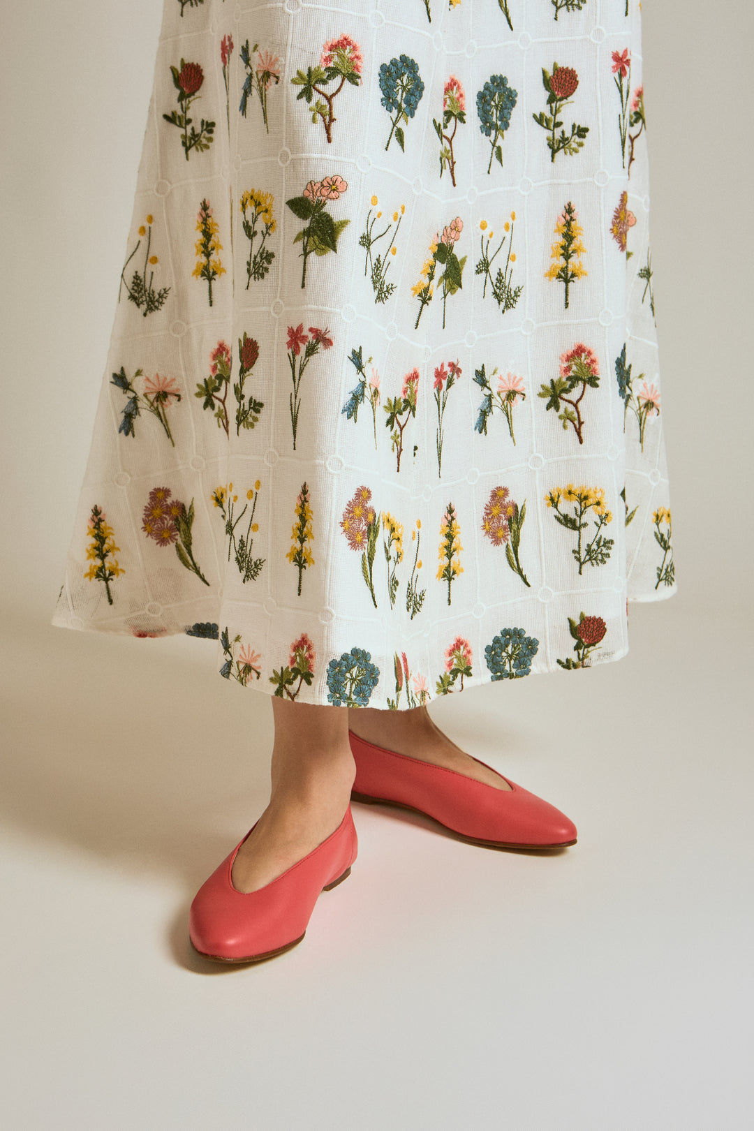 dress floral embroidered with bib - white