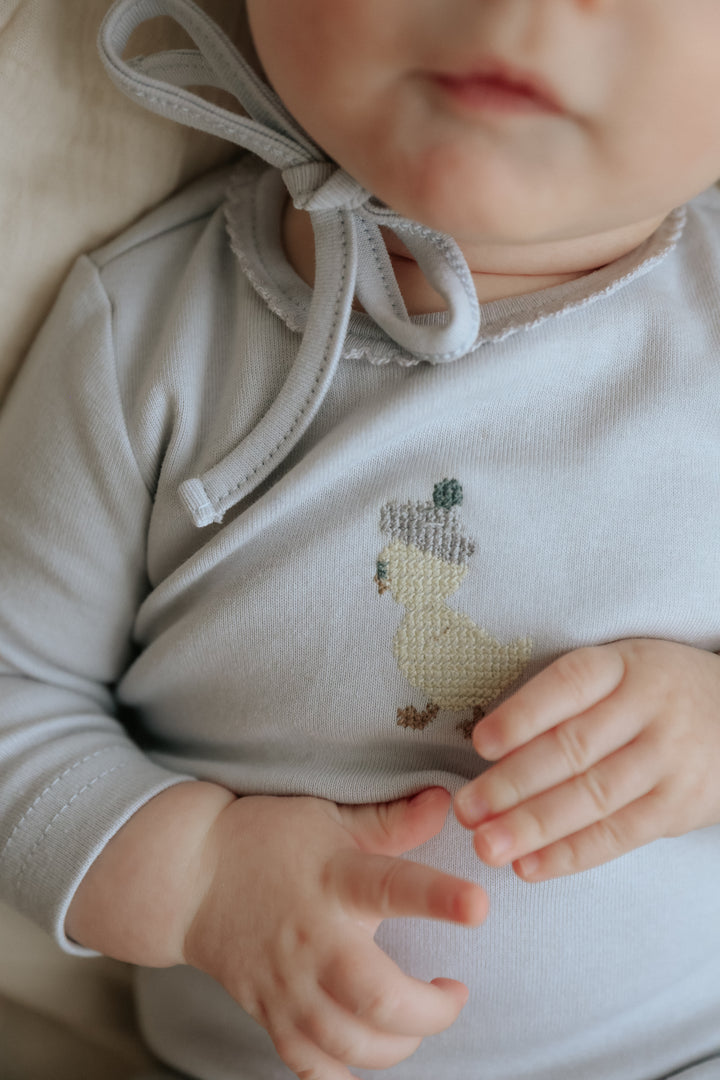 footie cotton embroidered duck with bonnet - gray dawn/yelow duck