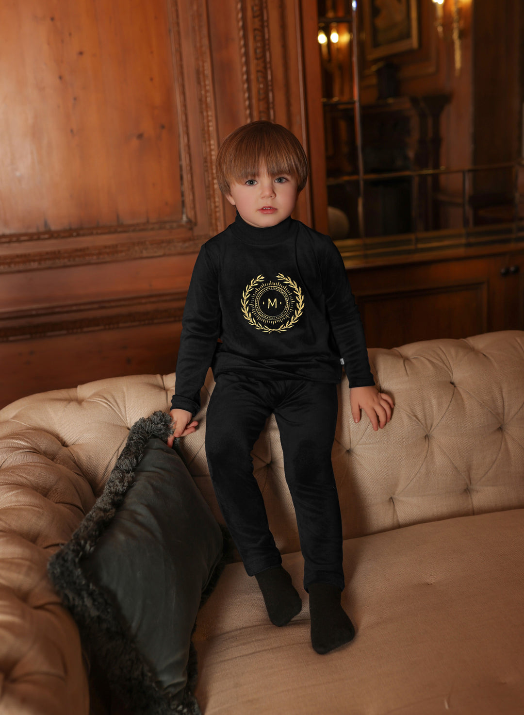 set outfit velour emblem shirt and pants -black