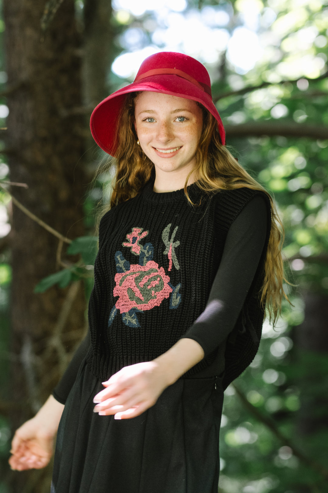 vest cropped knit floral embroidered with side ties - black