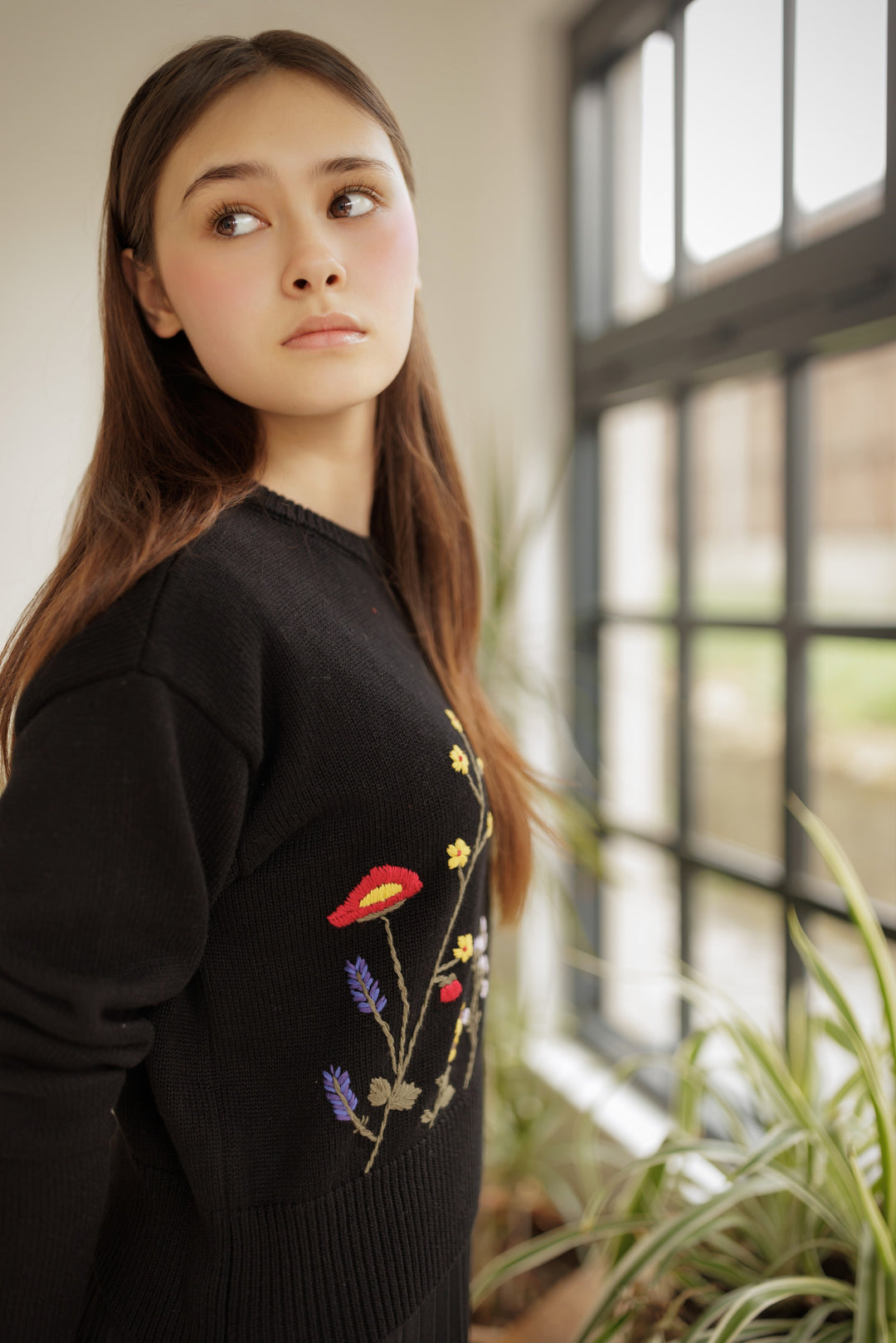 top l/s embroidered vibrant flower - black