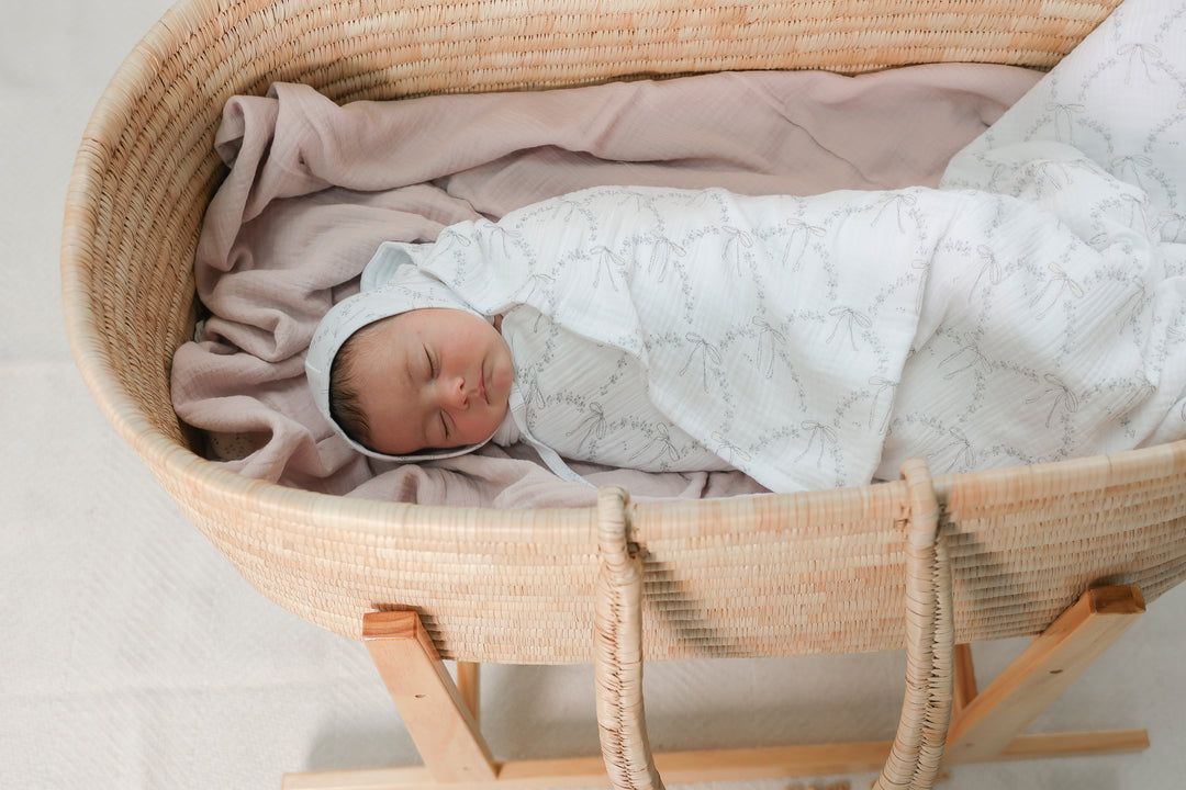 swaddle allover bow print gauze - white