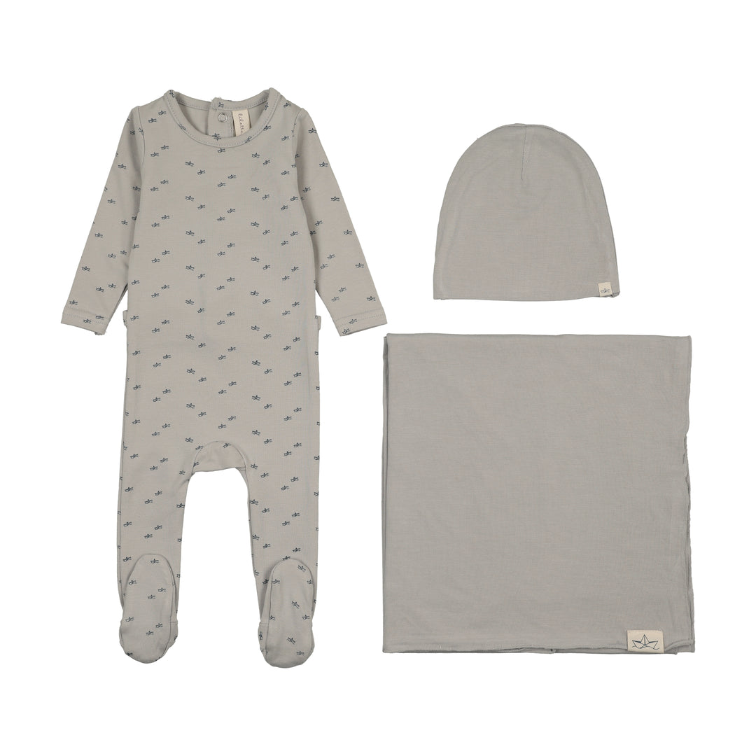 set footie paper boat print with beanie and blanket - pale blue